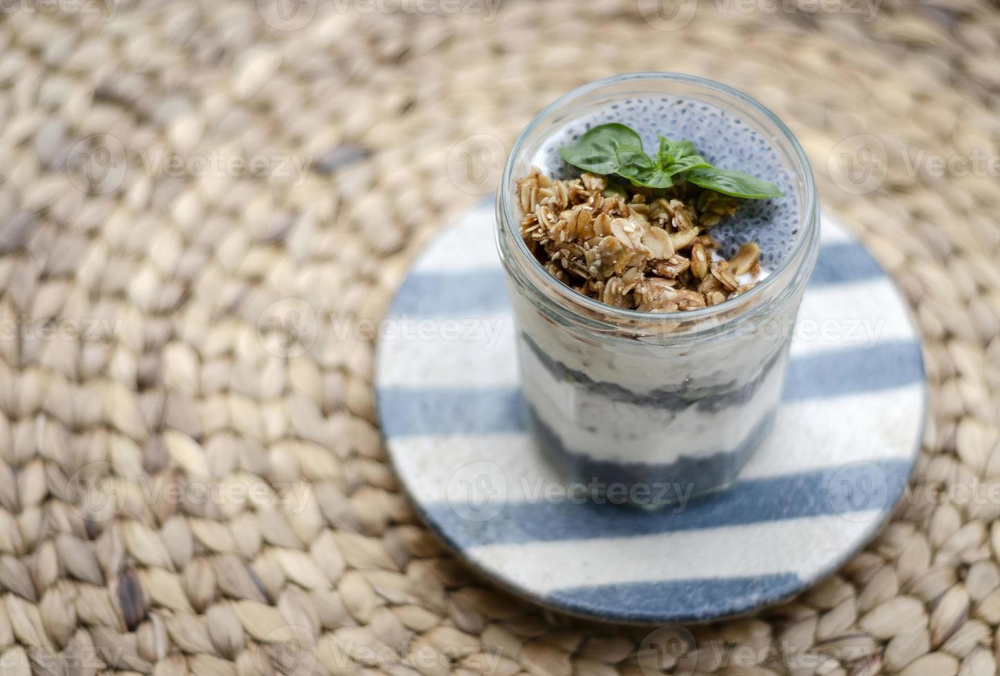 yogurt rustico sano fatto in casa e muesli con semi di basilico colazione snack cup foto