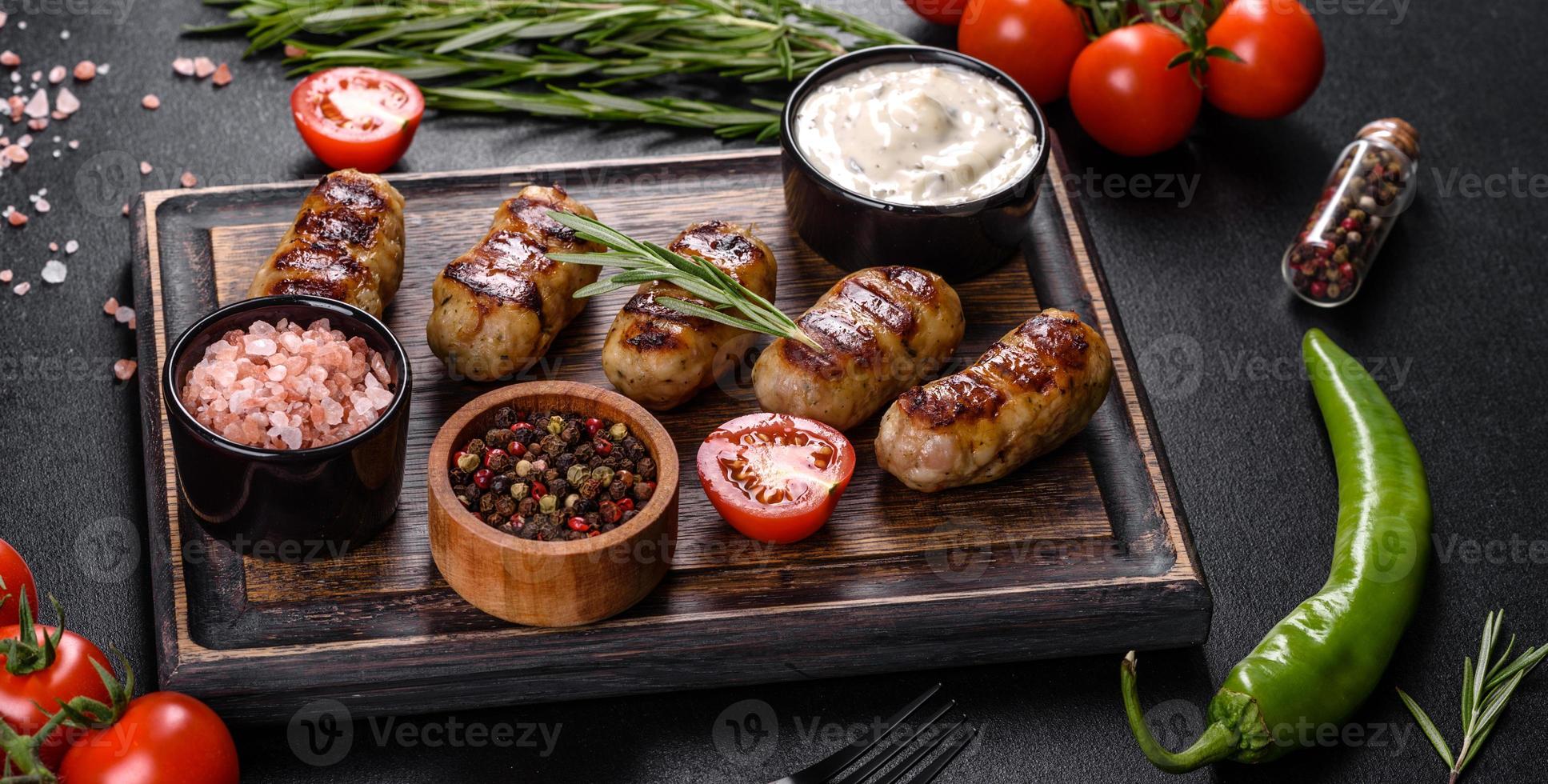 salsiccia alla griglia con aggiunta di erbe e verdure foto