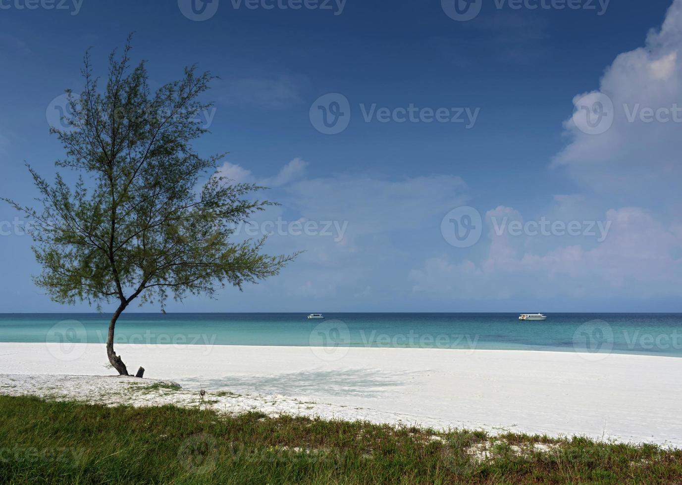 lunga spiaggia nel paradiso tropicale isola di Koh Rong vicino a Sihanoukville Cambogia foto