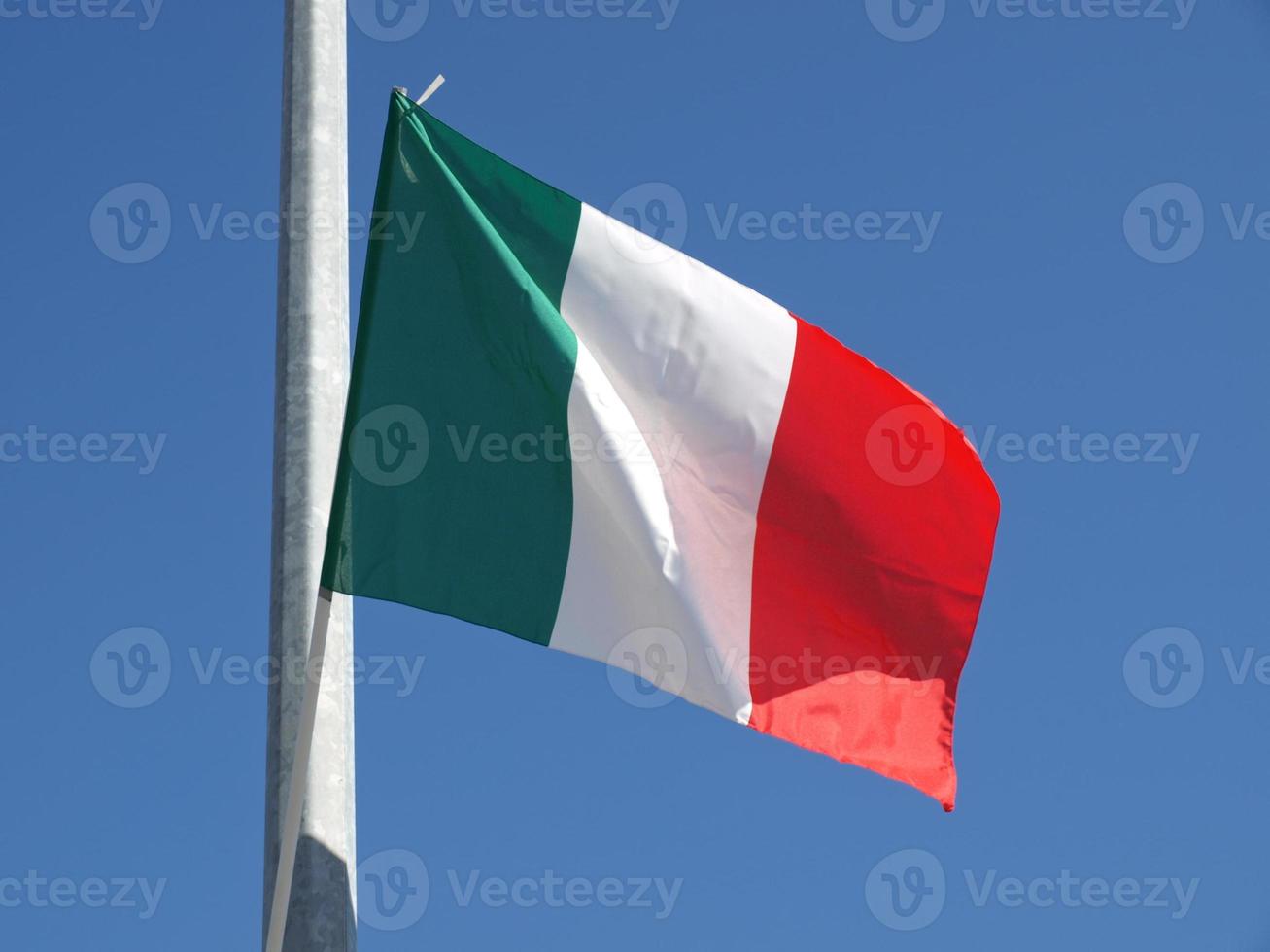 bandiera italiana nel cielo azzurro foto