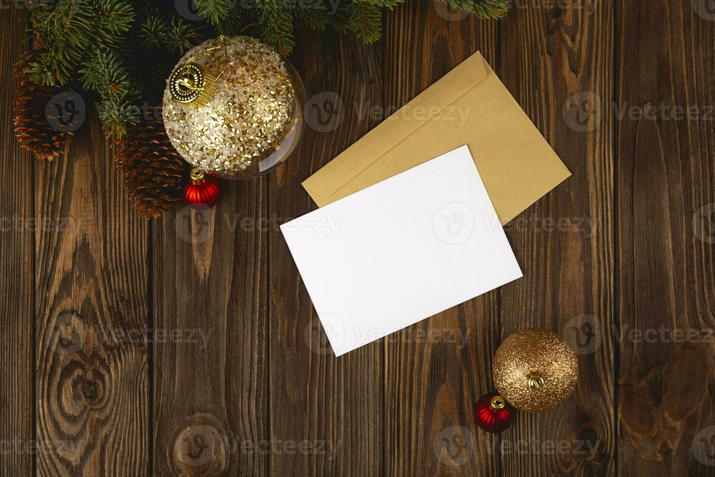 Natale carta modello. bianca minimo vuoto cartolina su di legno tavolo con festivo decorazioni e mestiere lettere. foto