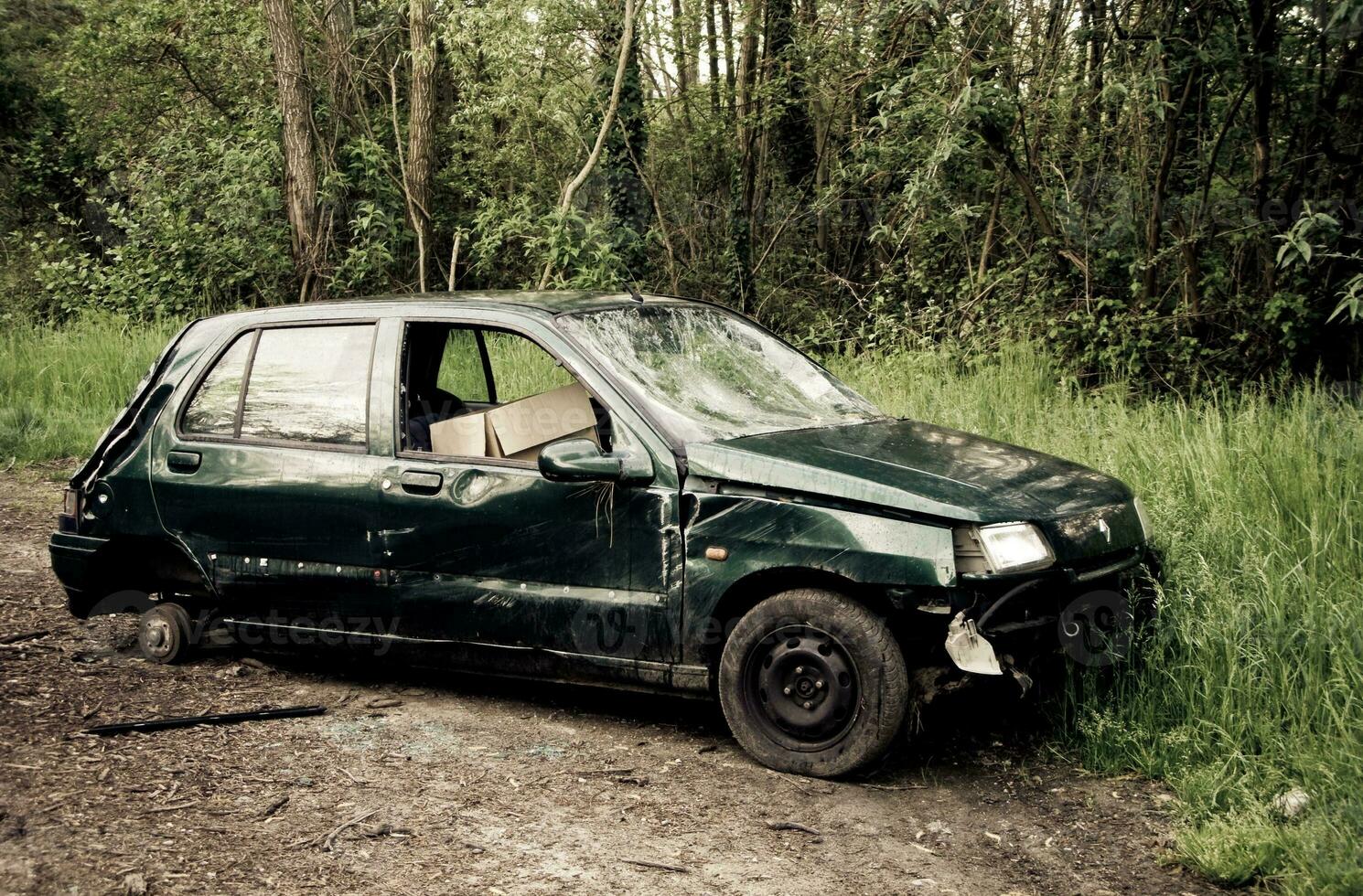 abbandonato relitto incidentato auto nel il foresta foto