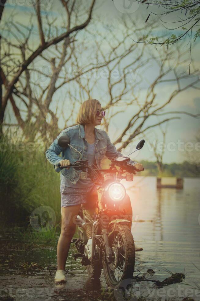 bellissimo donna equitazione piccolo enduro motociclo a terreno traccia foto
