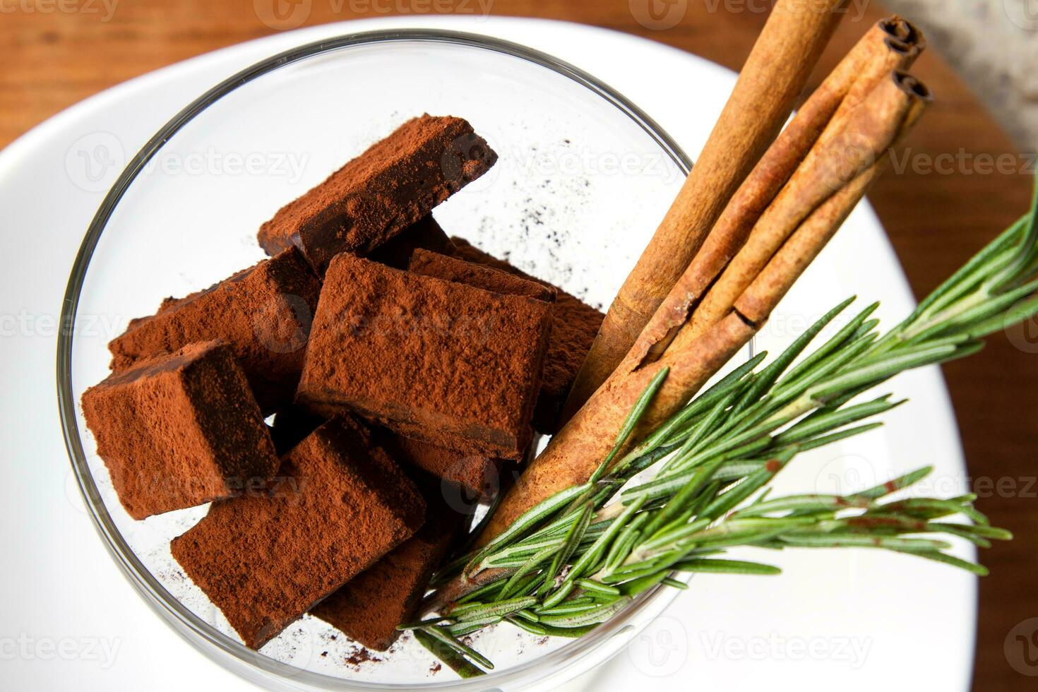 cioccolato tartufo e erba foto