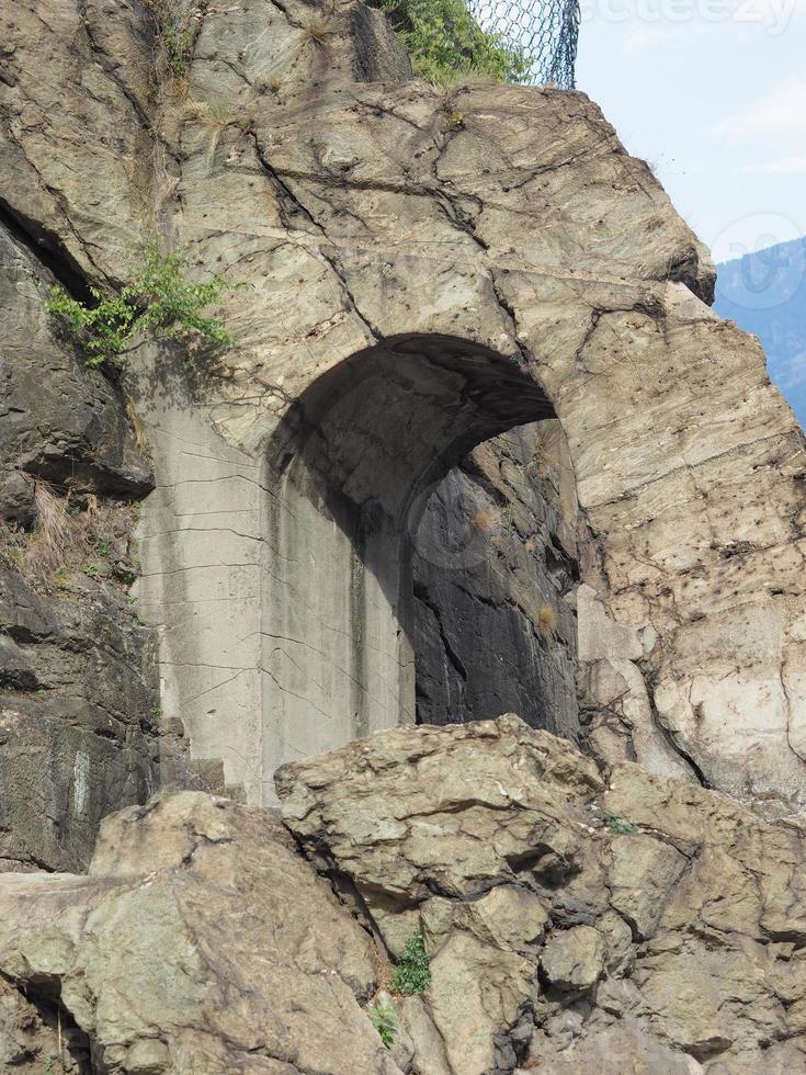 antico arco stradale romano a donnas foto