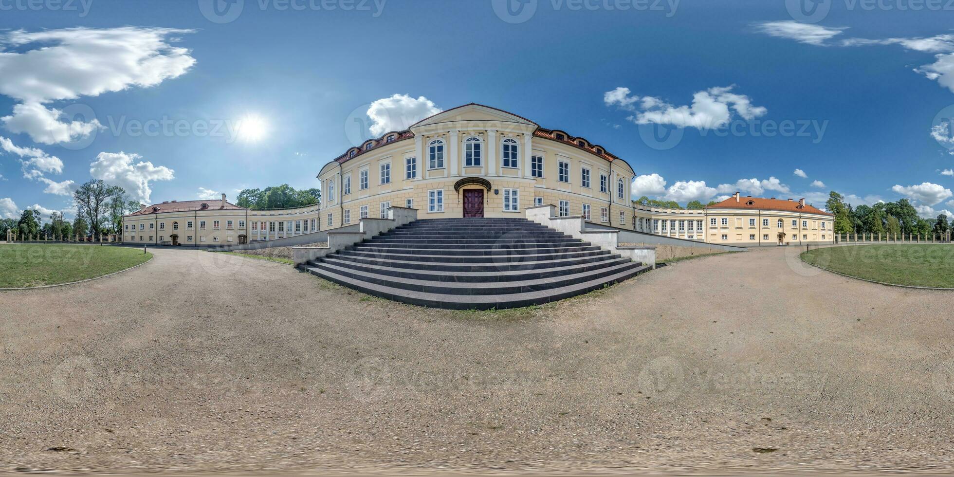 senza soluzione di continuità sferico hdri 360 panorama prospiciente restauro di il storico castello o palazzo con colonne e cancello nel equirettangolare proiezione foto