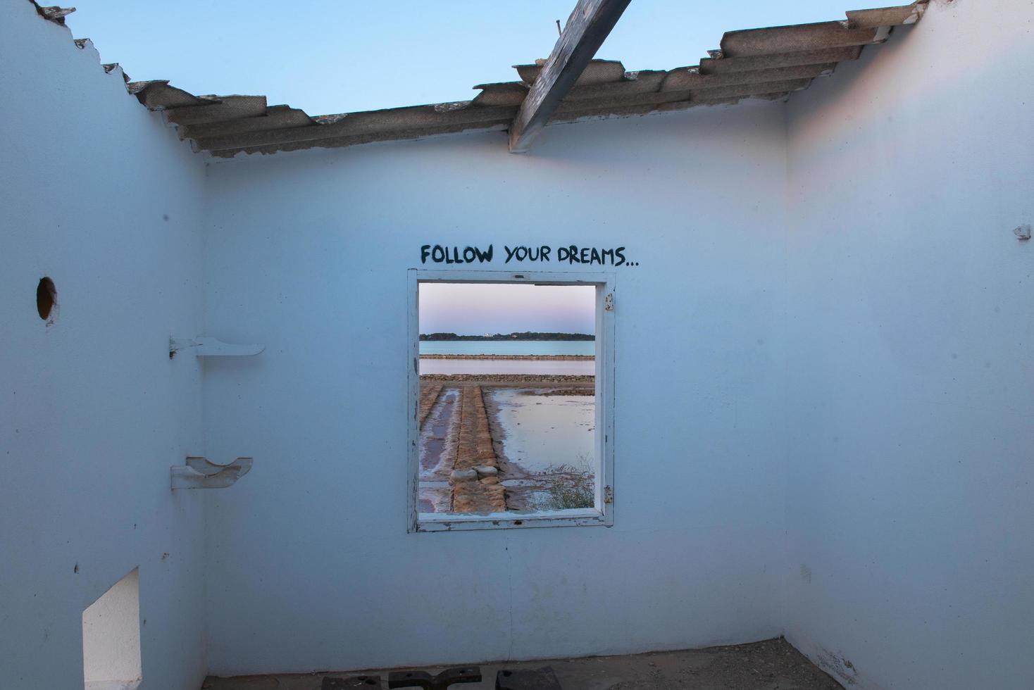 casa bianca con messaggio segui i tuoi sogni, a las salinas. foto