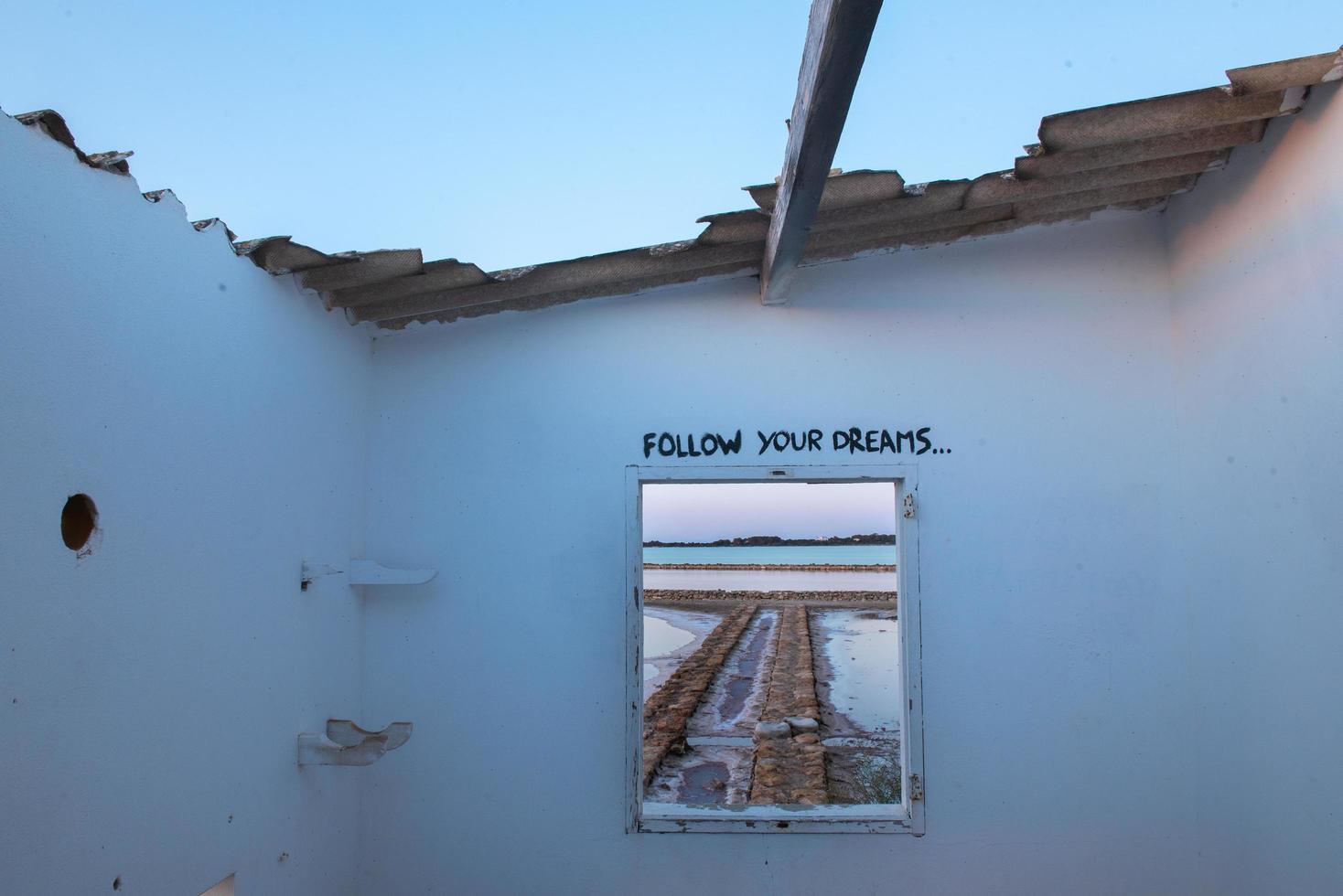 casa bianca con messaggio segui i tuoi sogni, a las salinas. foto