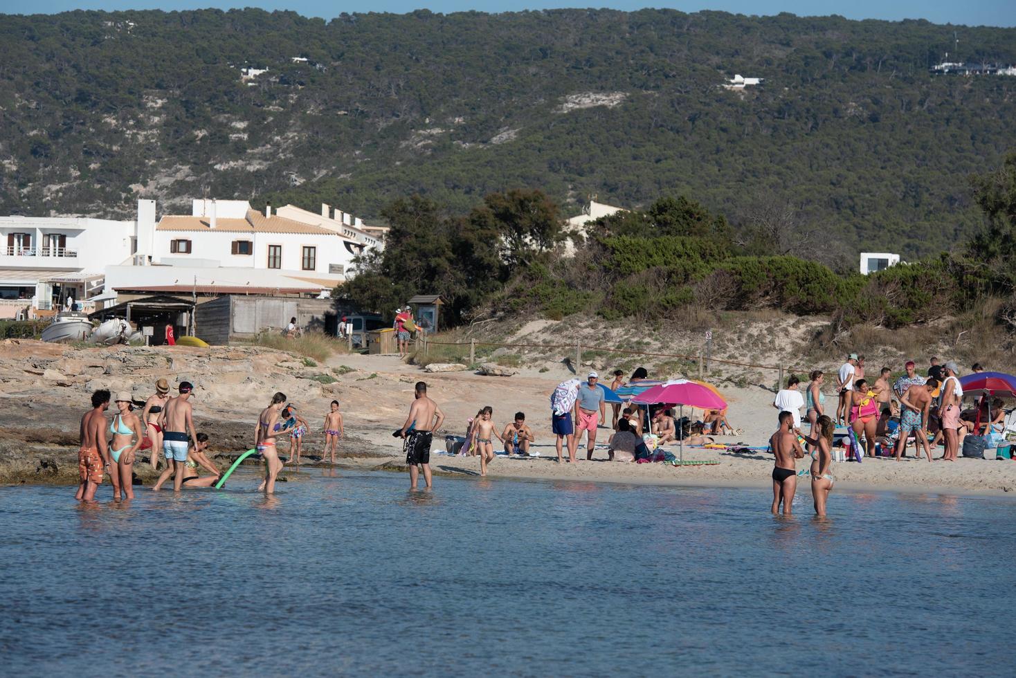 persone che si godono la spiaggia di es calo a formentera nell'estate del 2021. foto