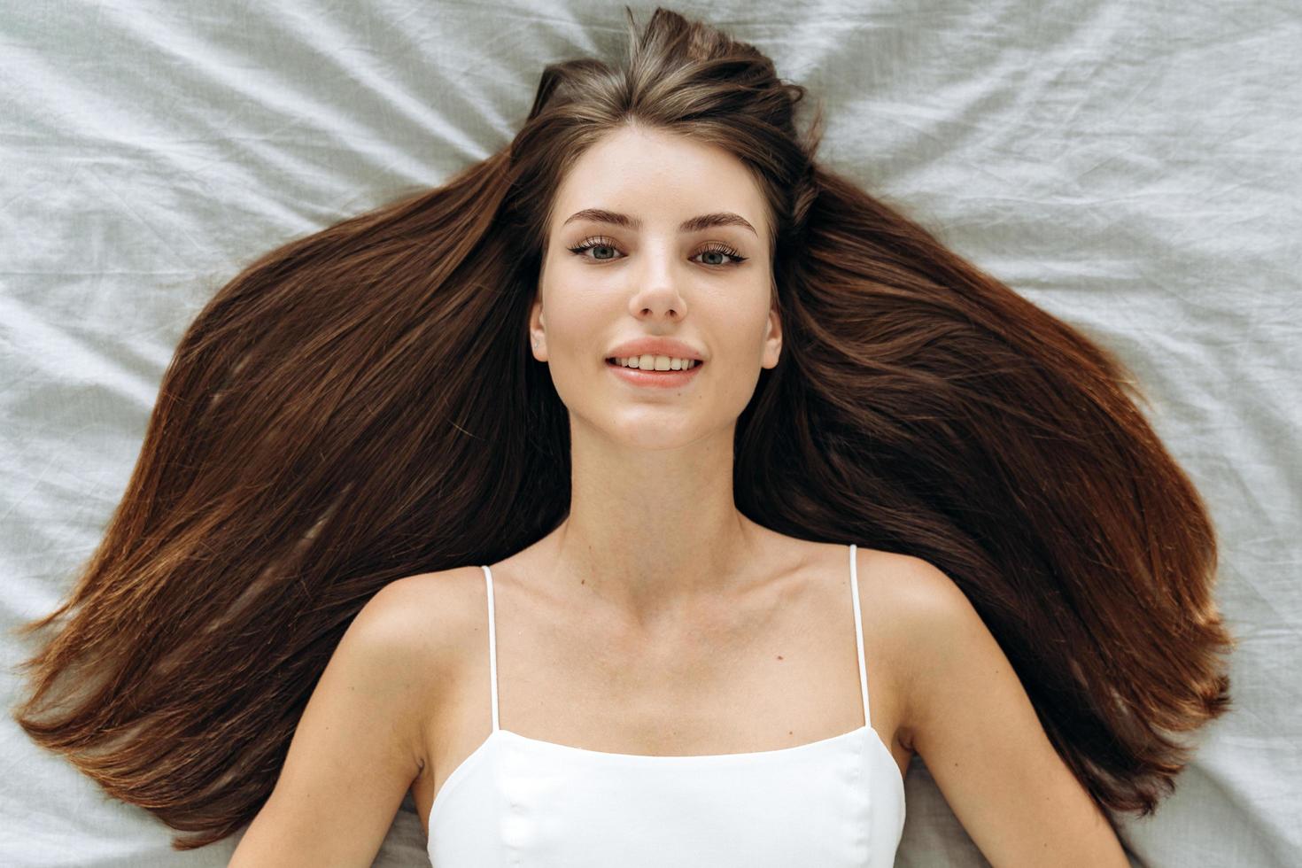 ritratto di attraente giovane donna caucasica sdraiata con i capelli foto