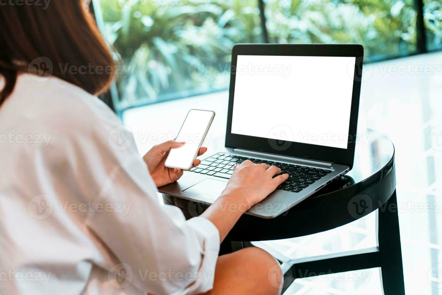 giovane donna Lavorando su il computer portatile computer mentre seduta a il vivente camera. opera a partire dal casa concetto foto