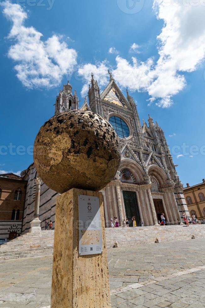 siena la cattedrale della città in piazza del duomo foto