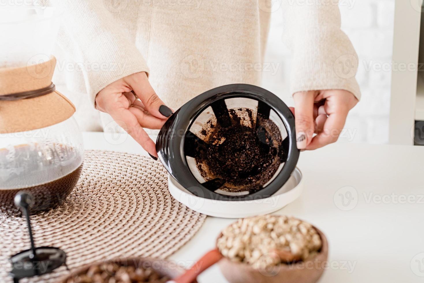 giovane donna che prepara il caffè nel caffè po foto