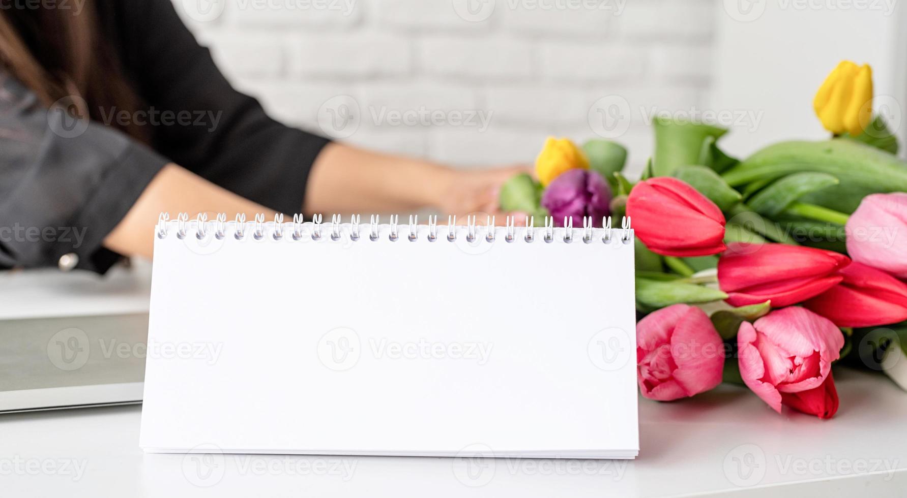 mock up del calendario da tavolo con tulipani colorati foto