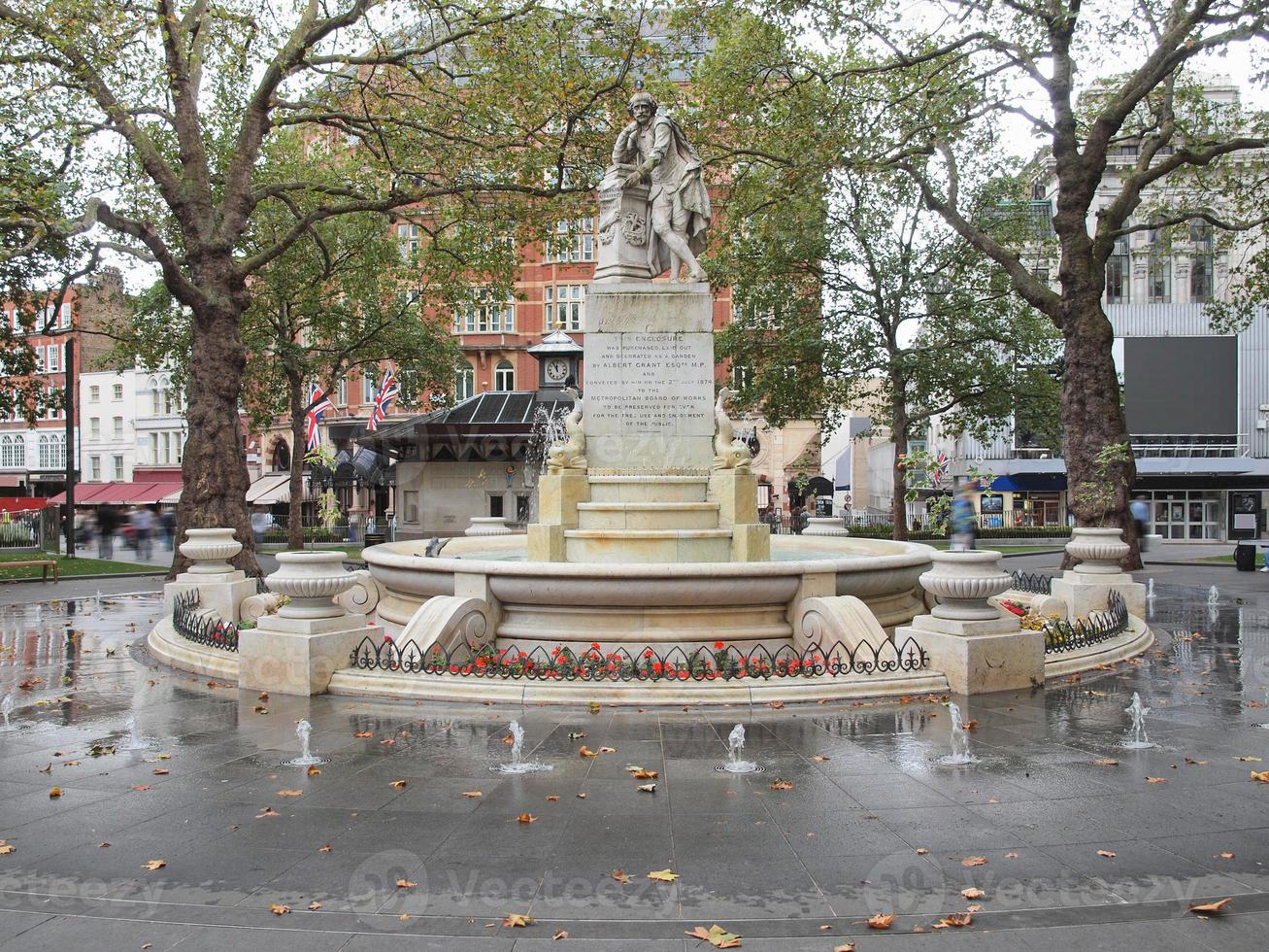 statua di shakespeare a londra foto