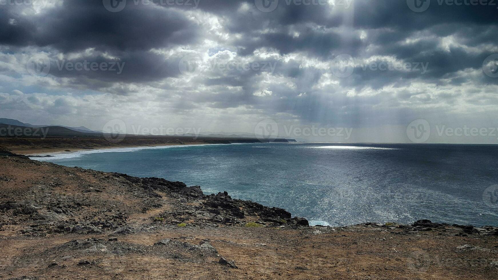 paesaggio di il canarino isola fueratentra su il rocce e il oceano e il cielo con nuvole nel gennaio foto