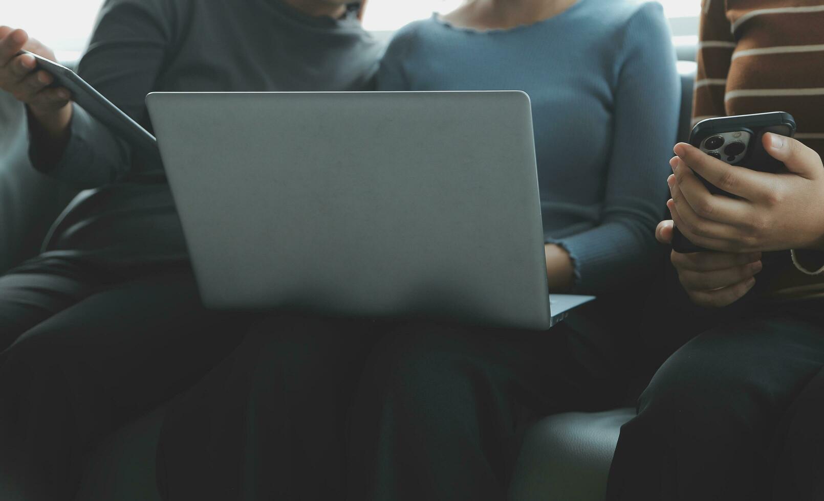 tre bellissimo asiatico ragazze utilizzando smartphone e computer portatile, chat su divano insieme a bar con copia spazio, moderno stile di vita con aggeggio tecnologia o Lavorando donna su casuale attività commerciale concetto foto