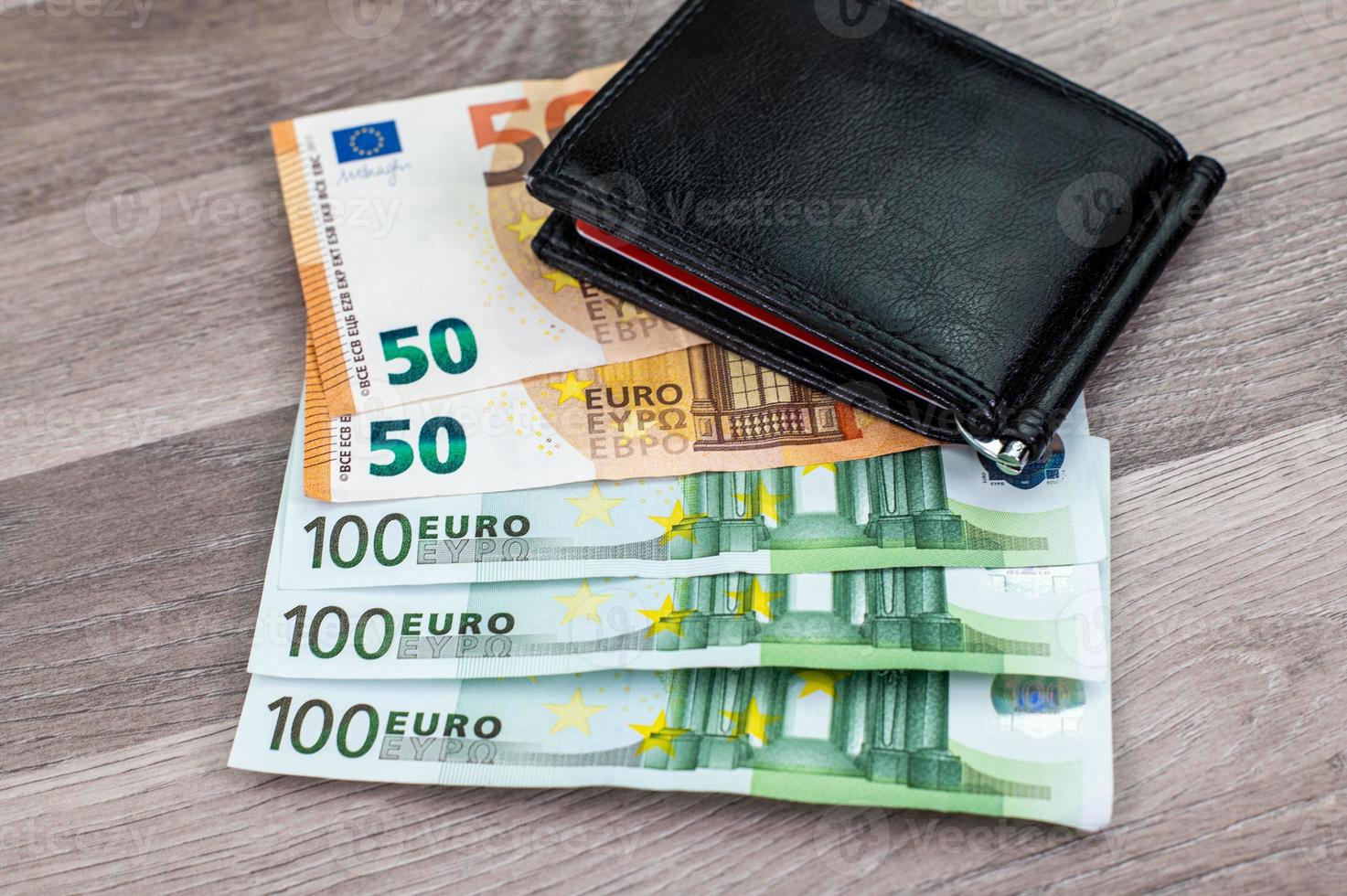 Banconote da 50 e 100 euro con portafoglio foto