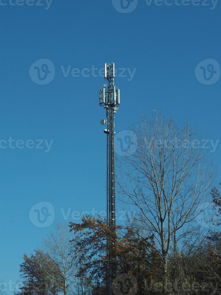 torre dell'antenna cellulare e apparecchiature ricetrasmittenti radio elettroniche foto