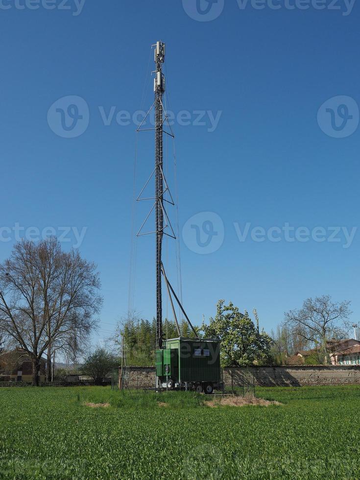 torre dell'antenna cellulare e apparecchiature ricetrasmittenti radio elettroniche foto
