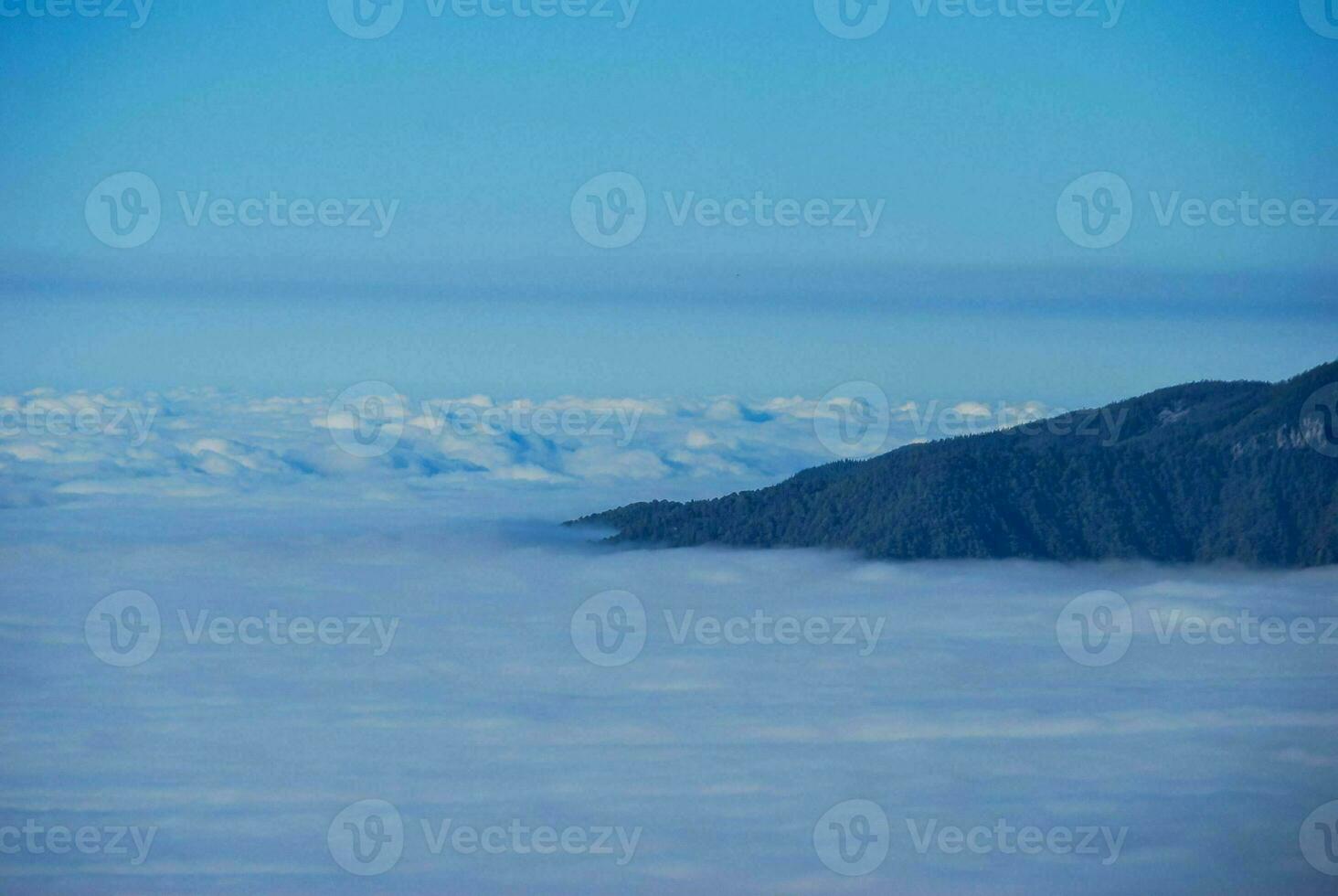 un' Visualizza di il montagne e nuvole foto