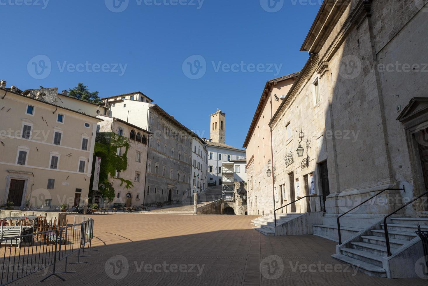 piazza del duomo a spoleto foto