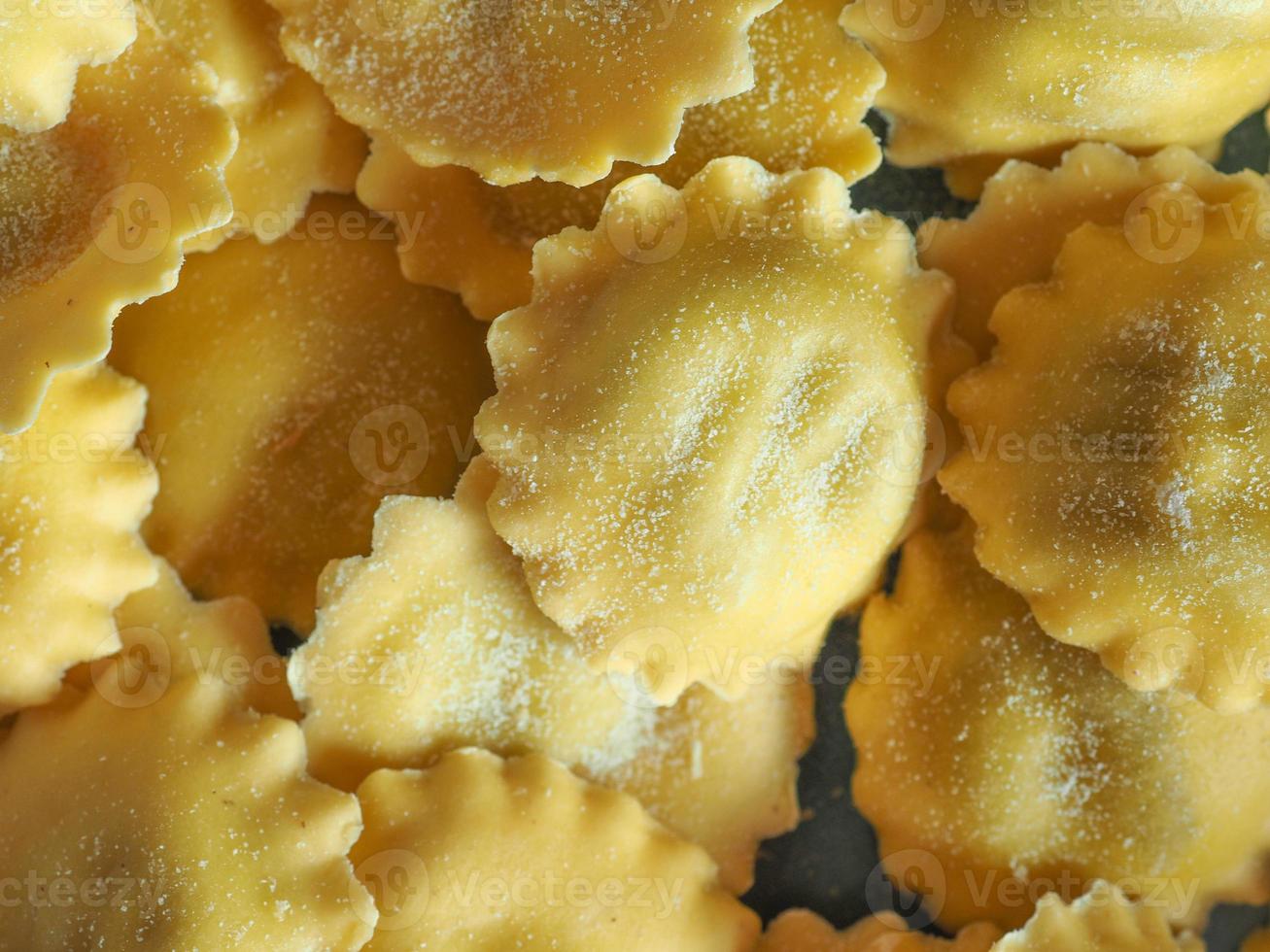 agnolotti ripieni di formaggio e verdure foto