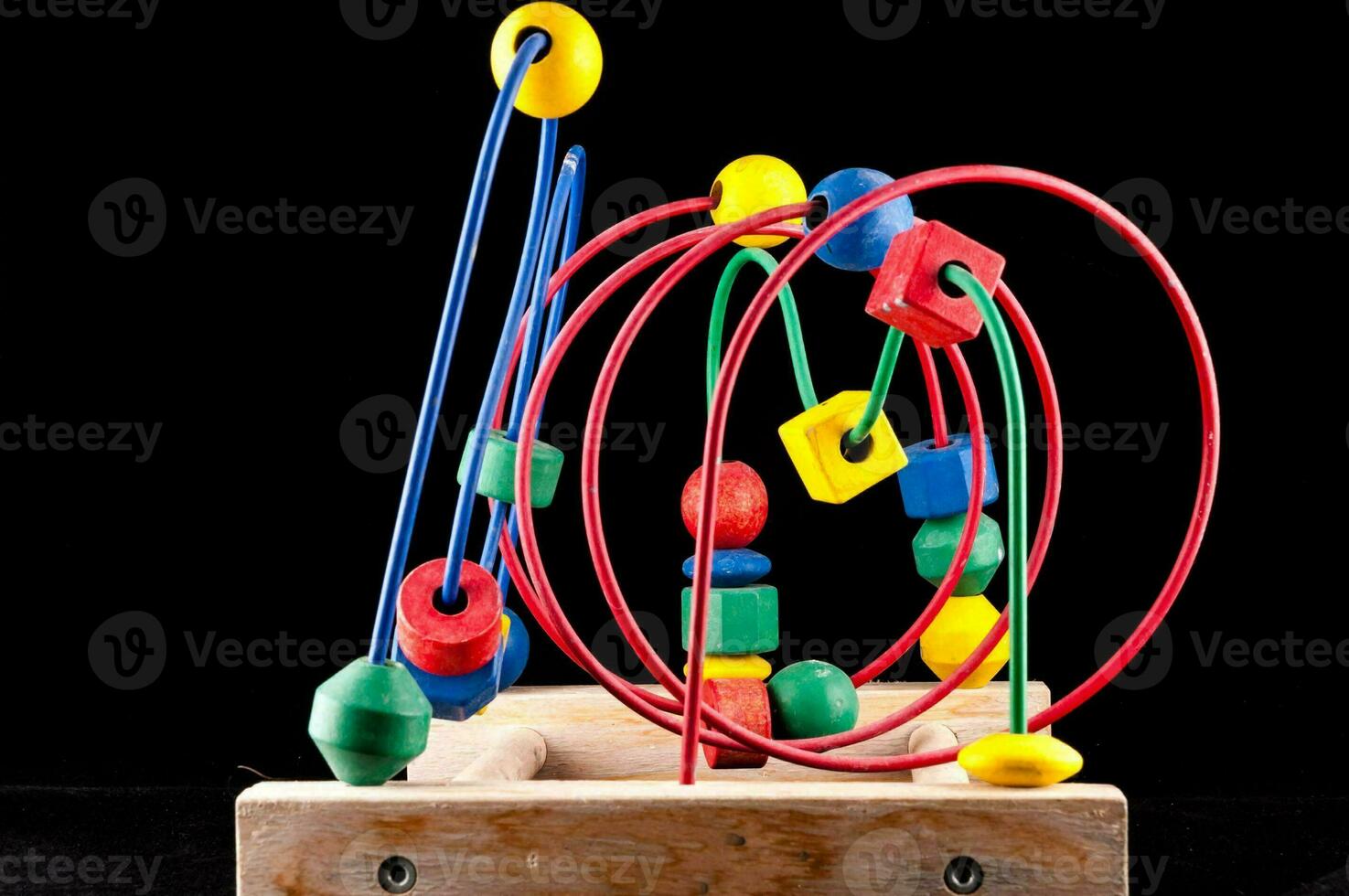 un' di legno giocattolo con colorato forme su esso foto
