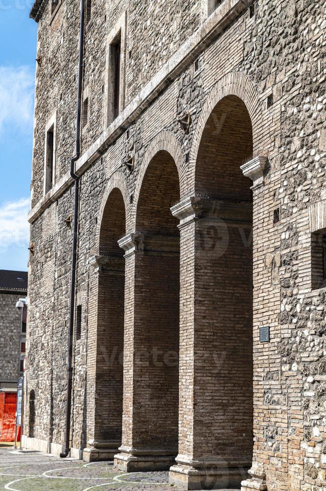 archi su edificio a terni foto