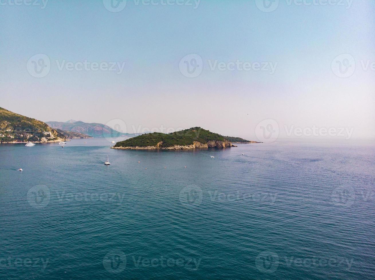 bellissimo mare blu, arcipelago di isole in croazia, paesaggio marino aereo foto