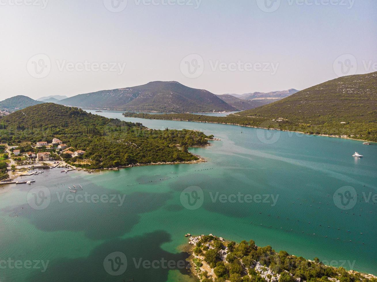 bellissimo mare blu, arcipelago di isole in croazia, paesaggio marino aereo foto