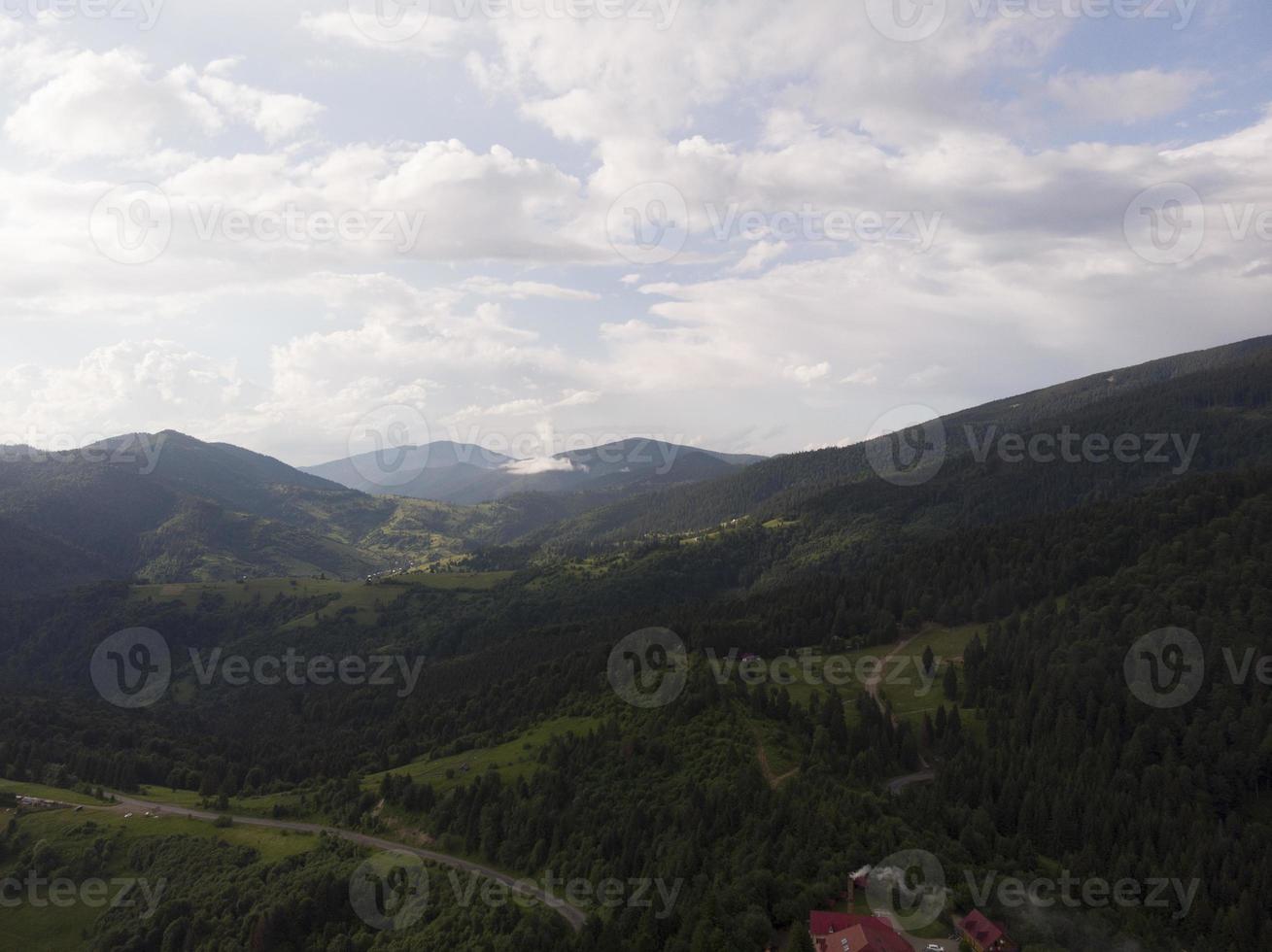 nebbiosa mattina d'estate nelle montagne dei Carpazi foto