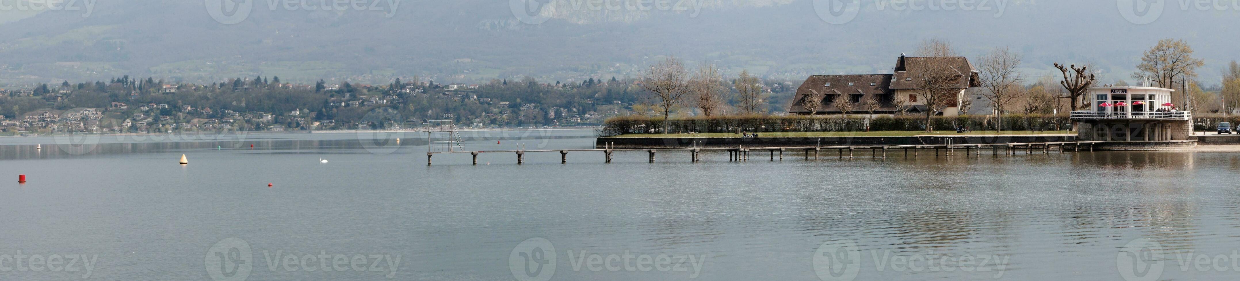 panoramico porta di borghese du lac su lago borghese foto