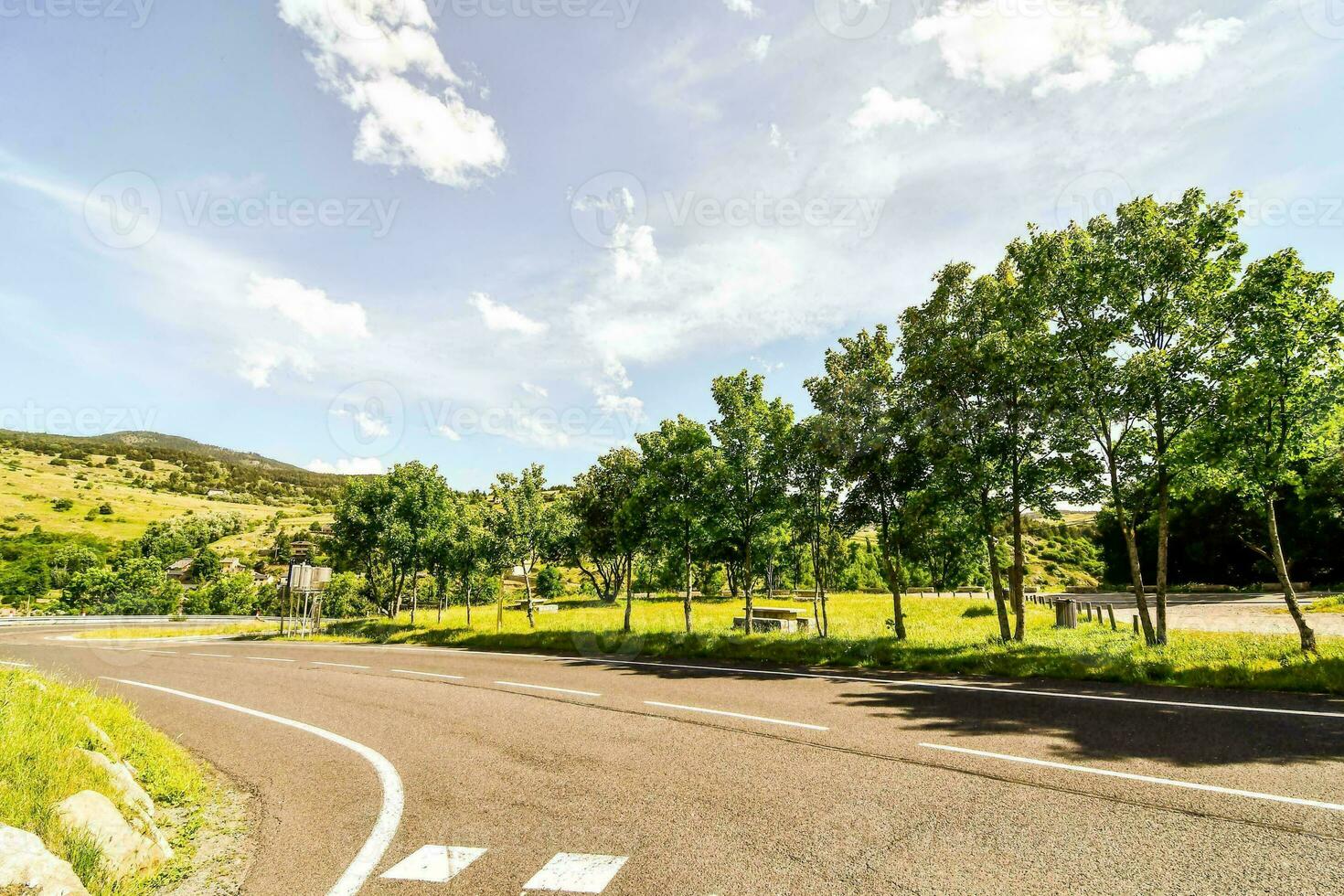 strada attraverso il panoramico paesaggio foto