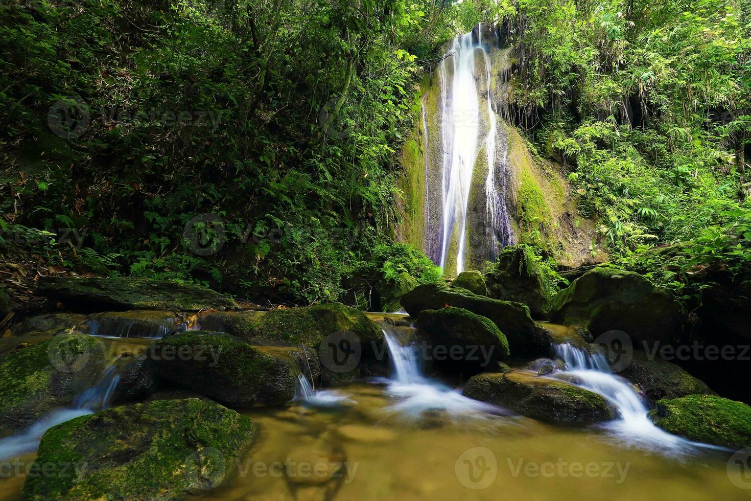 bellissimo cascata nascosto nel il foresta pluviale avventura e viaggio concetto natura sfondo lento otturatore velocità, movimento fotografia, un po ' Mok cascata, settentrionale Laos, luang prabang. foto