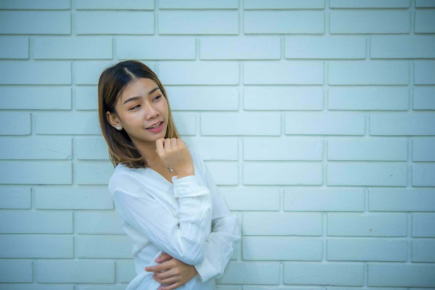 bella asiatico attività commerciale donna sta con fiducia con sua braccia attraversato e un' Sorridi su sua viso, digitale marketing. foto