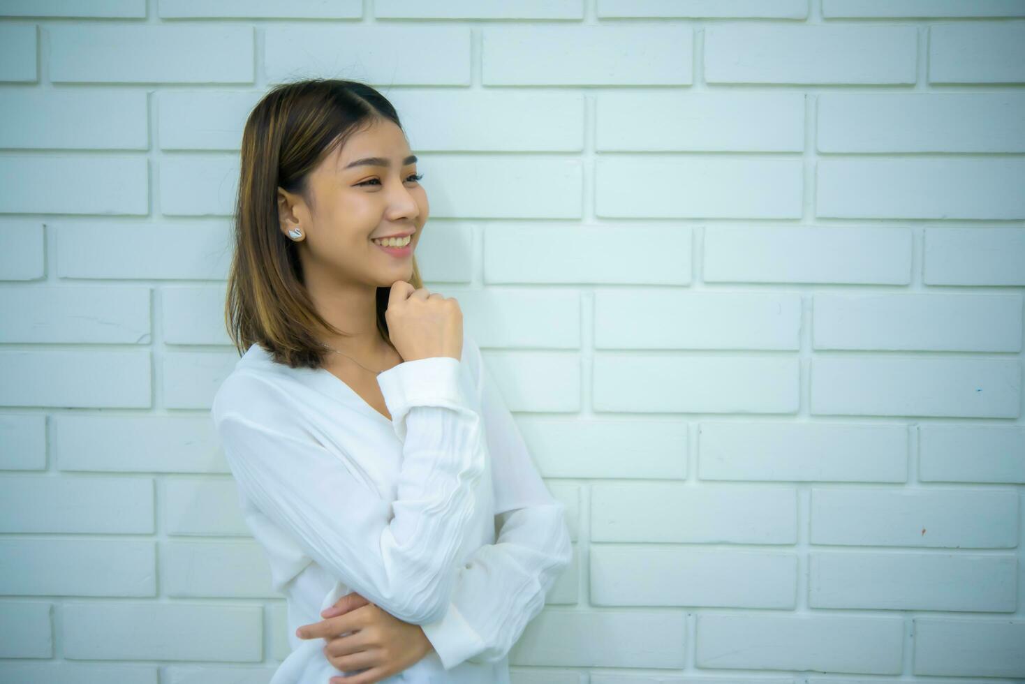 bellissimo attività commerciale donna di corpo linguaggio trasuda professionalità e autorità, digitale marketing. foto