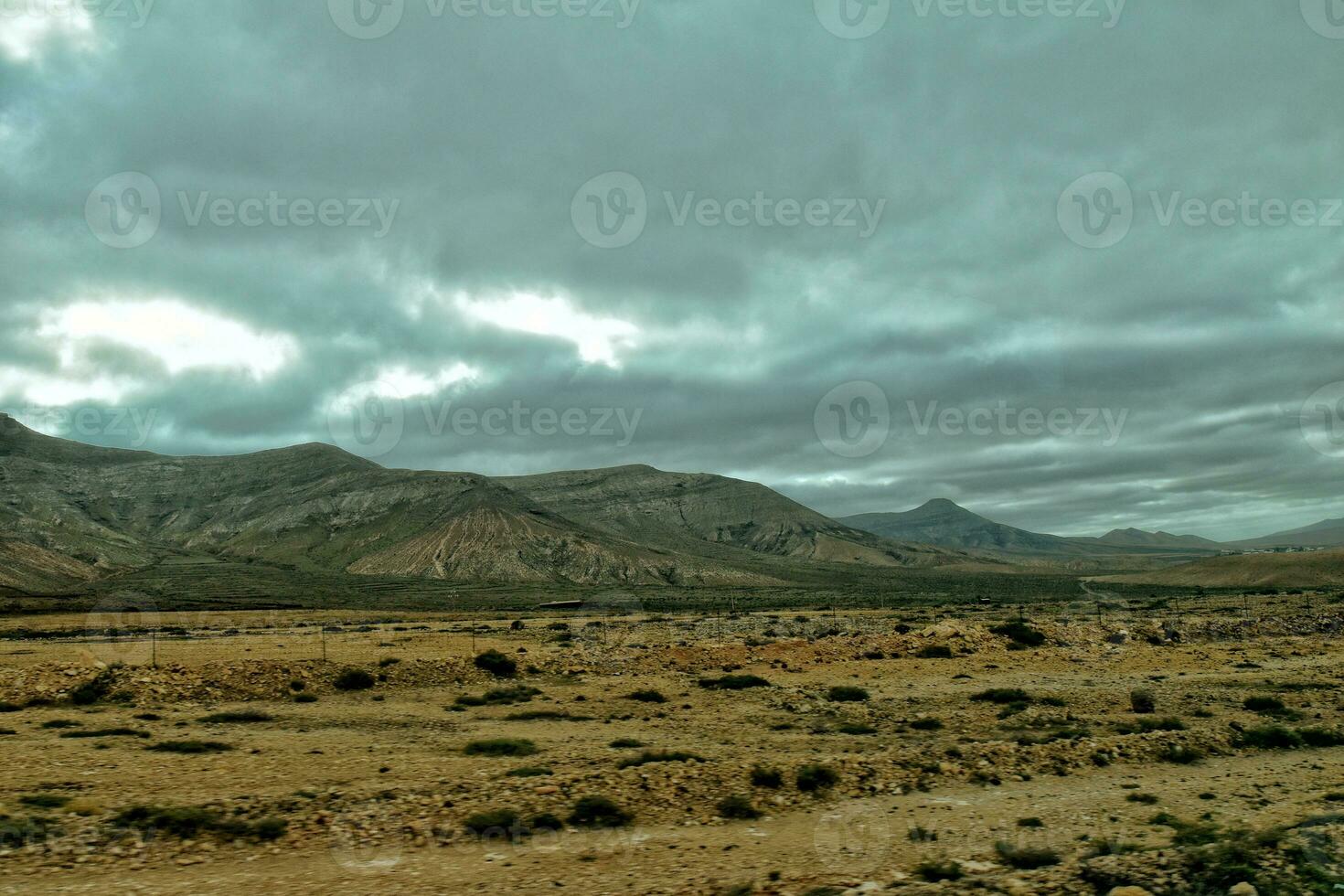 vuoto misterioso montagnoso paesaggio a partire dal il centro di il canarino isola spagnolo Fuerteventura con un' nuvoloso cielo foto