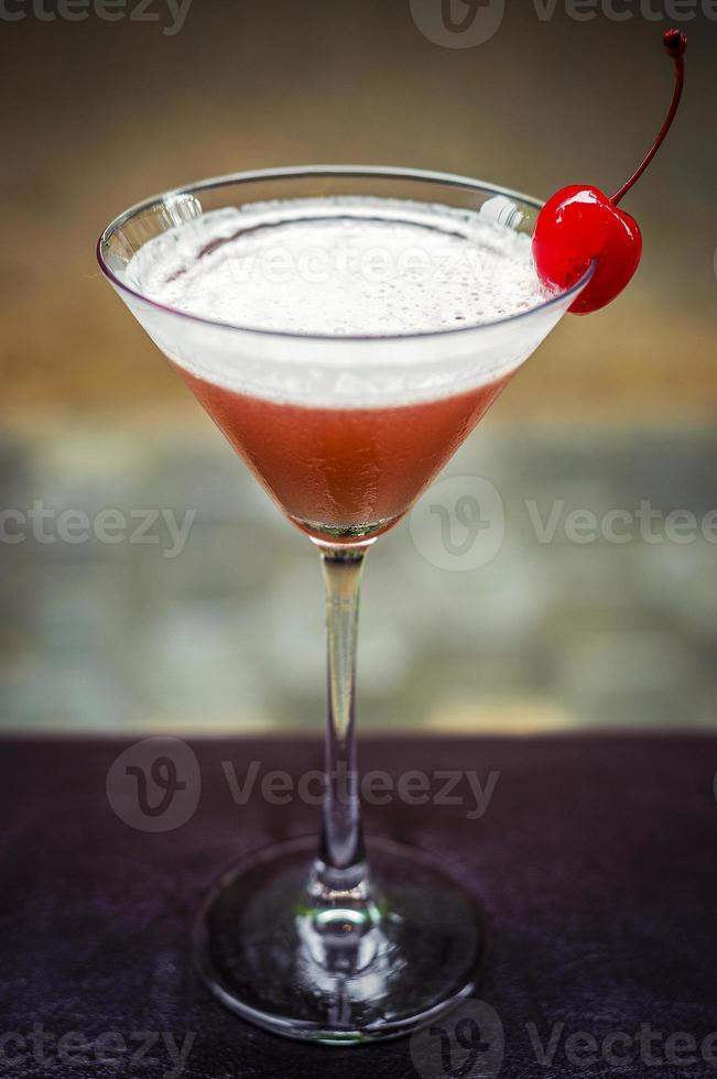 maraschino cherry martini cocktail drink bicchiere su bar foto