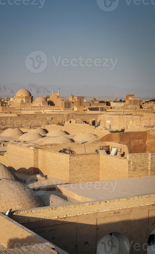 Tetti del centro torri del vento e vista del paesaggio della città vecchia di Yazd in iran foto