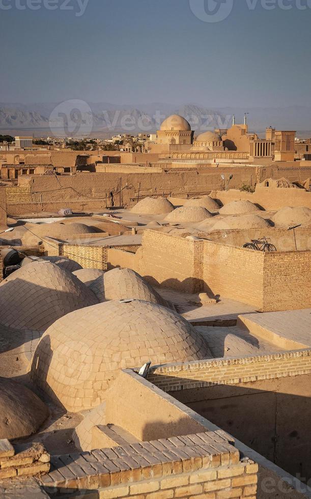 Tetti del centro torri del vento e vista del paesaggio della città vecchia di Yazd in iran foto