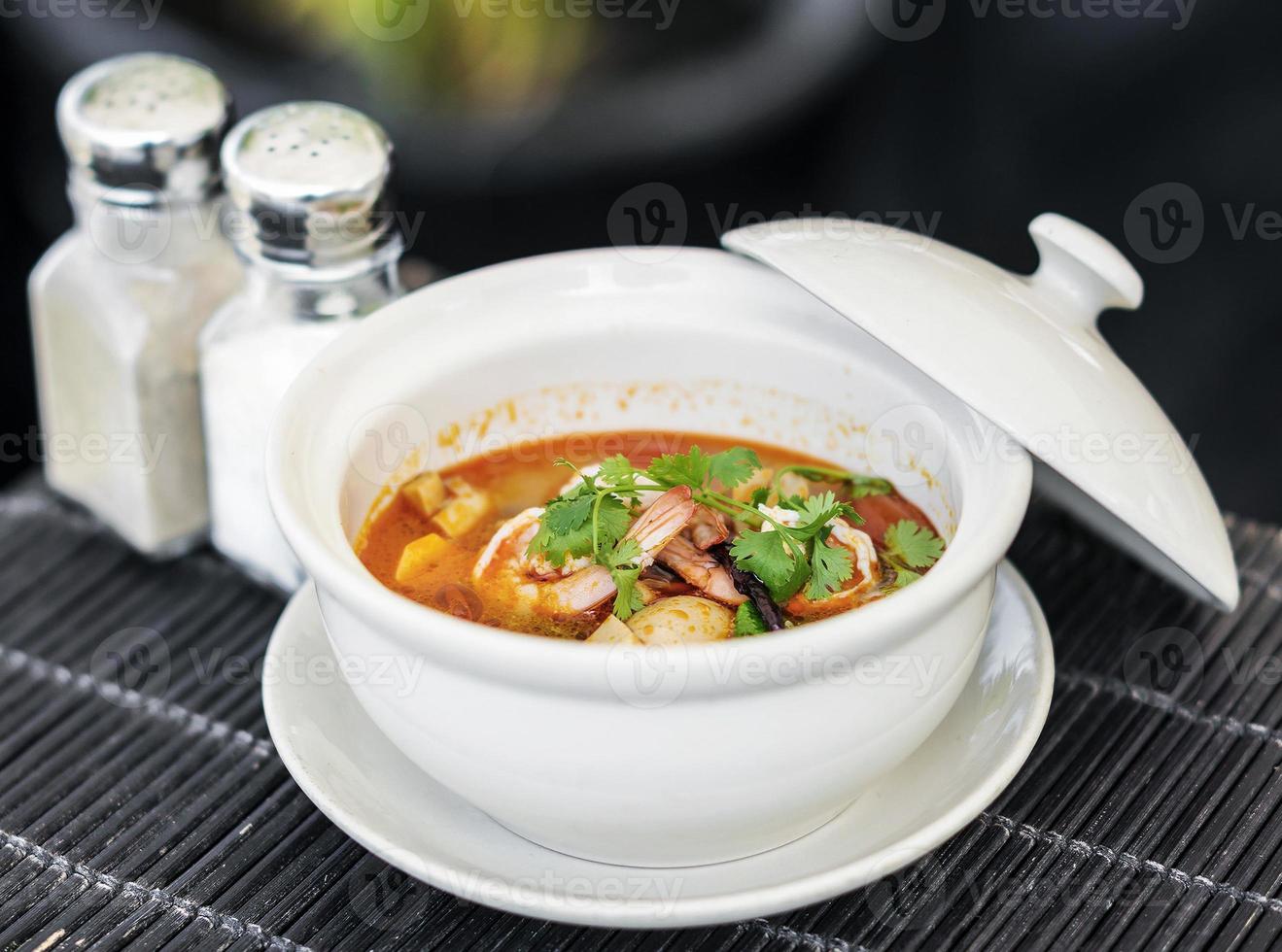 zuppa di pesce fresco asiatico al curry rosso piccante a phu quoc vietnam foto