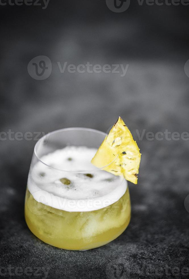 ananas fresco biologico e pomelo con succo di zenzero bevanda detox asiatica foto