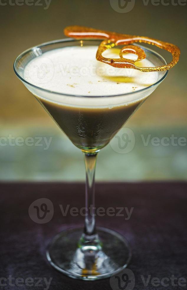 crème caramel cream martini cocktail drink bicchiere su bar foto