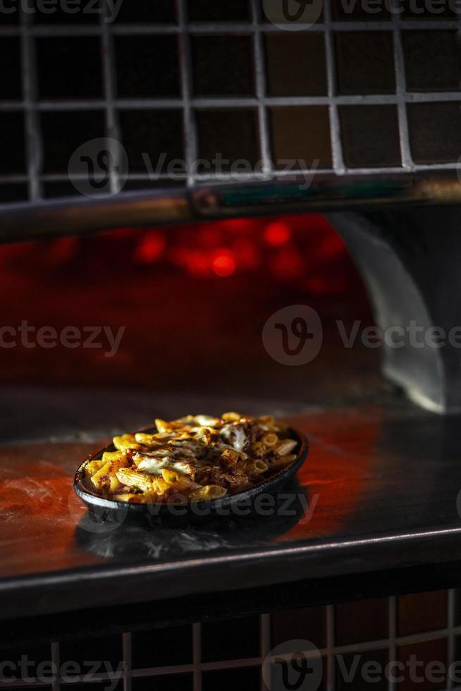 penne alla bolognese e mozzarella gourmet di pasta fresca al forno foto