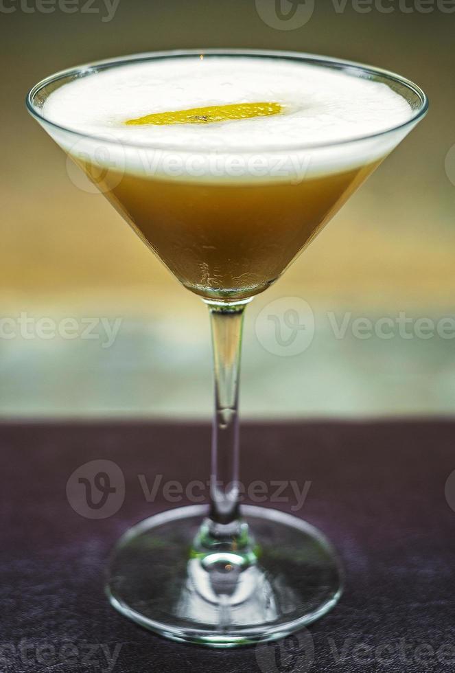 crème caramel cream martini cocktail drink bicchiere su bar foto