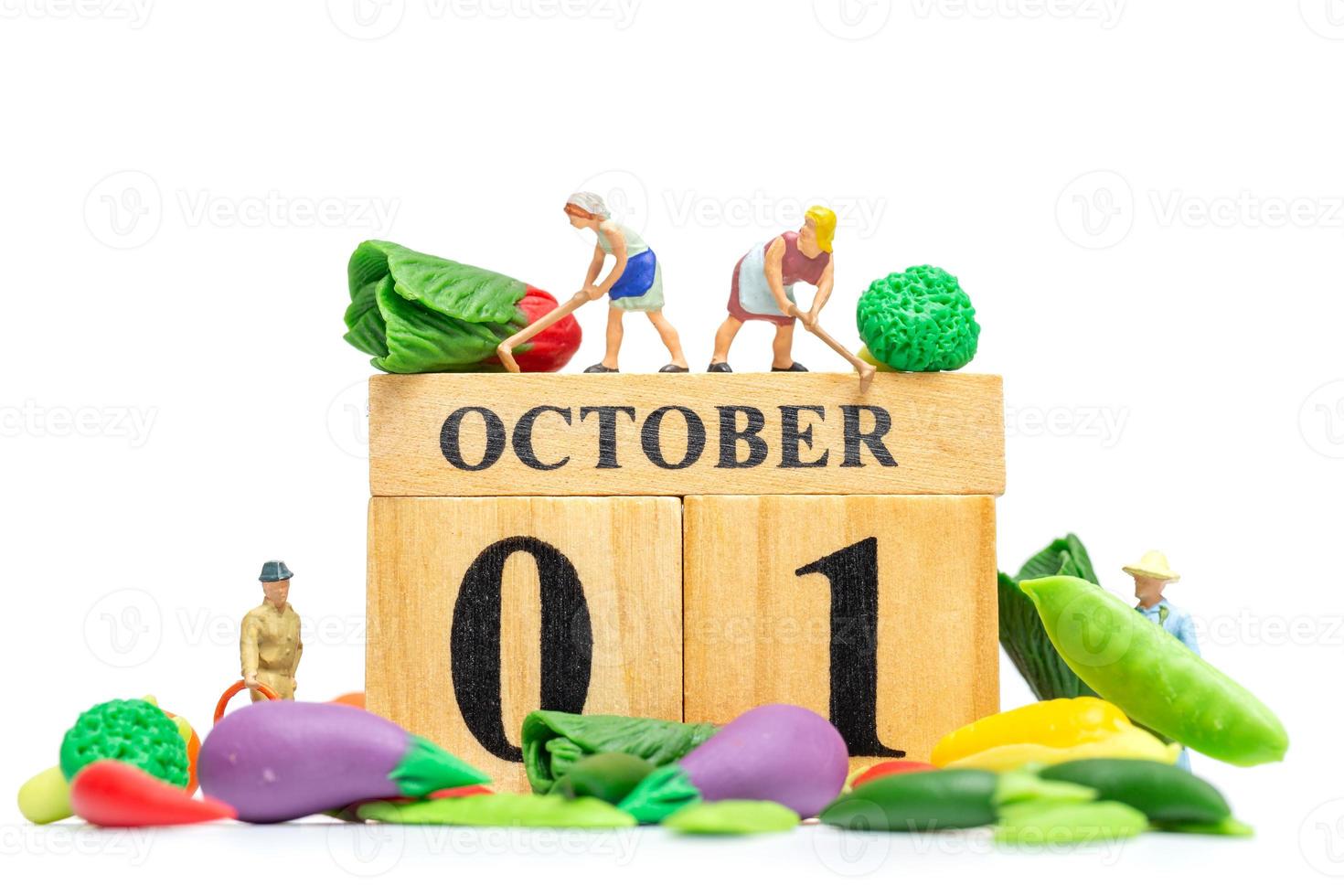 persone in miniatura agricoltura che lavorano su legno calendario 1 ottobre foto