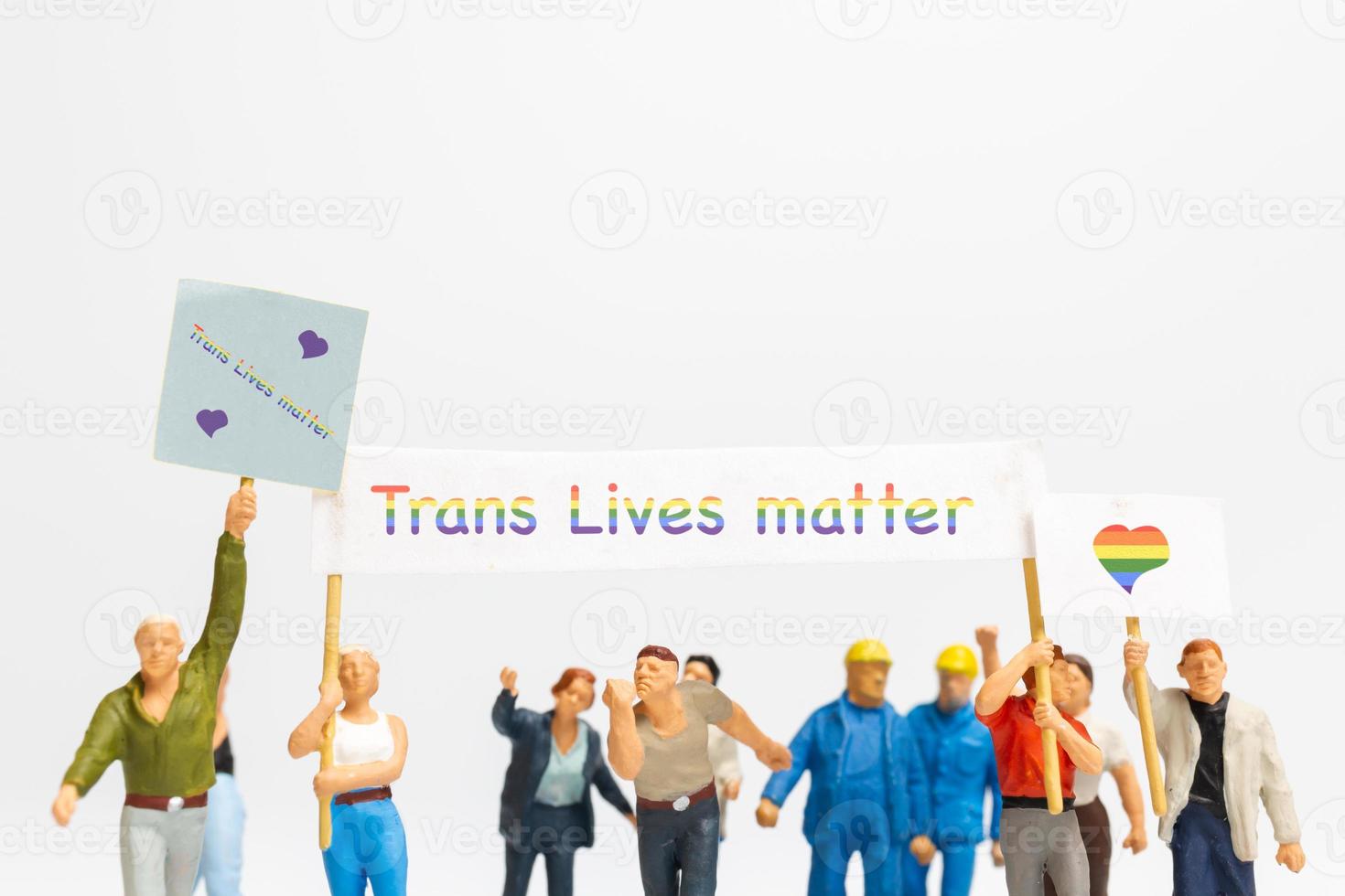 manifestante di persone in miniatura che tiene una bandiera transgender foto