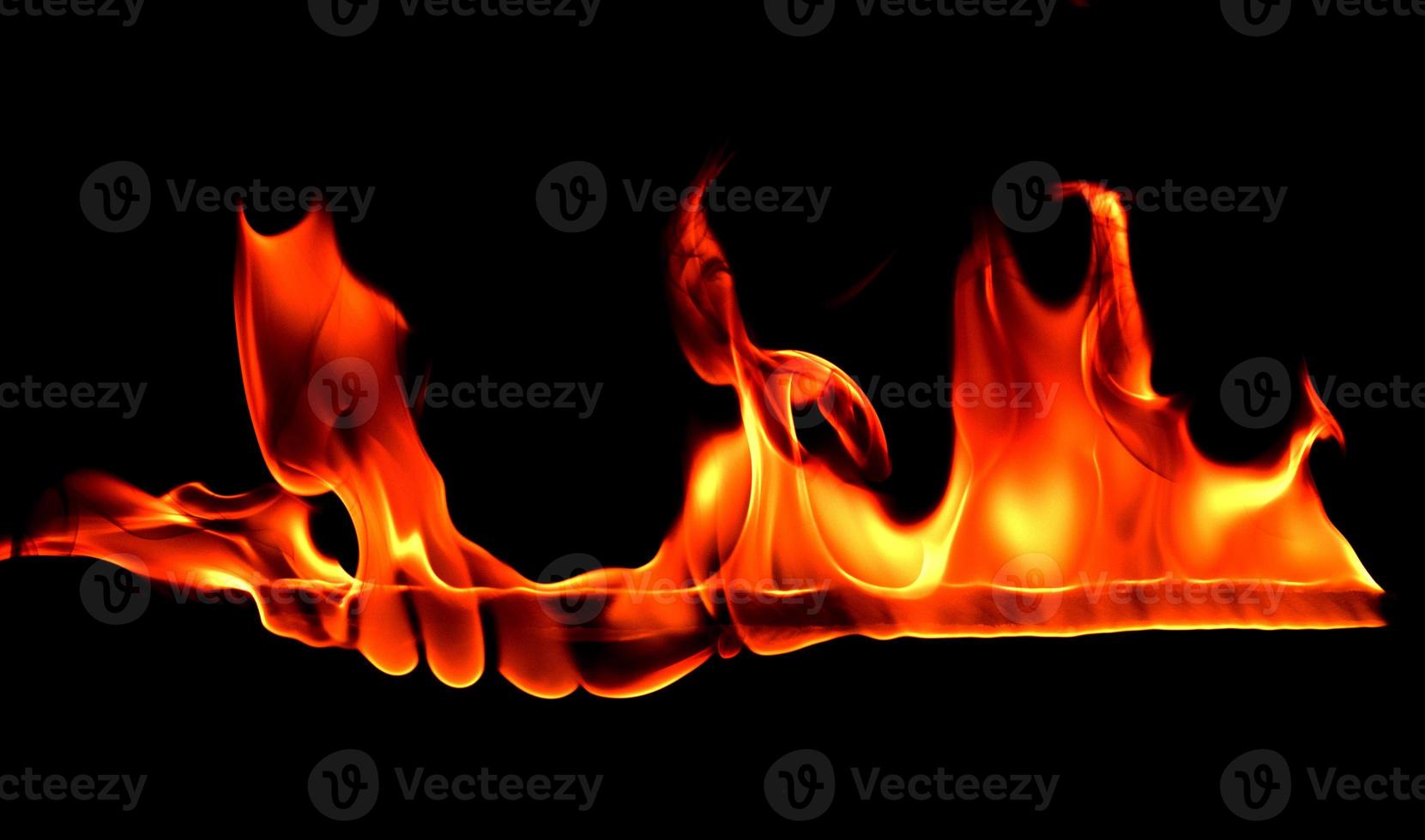 fiamma di fuoco su blackground foto