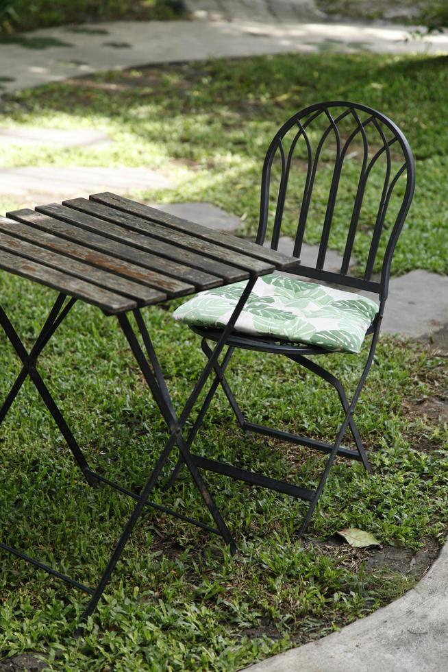 sedia e tavolo in ferro nel giardino del caffè foto